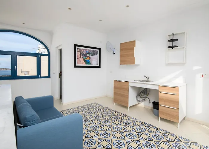 Chic, Stylish Traditional Townhouse With Terrace - St. Paul'S Bay